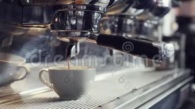 咖啡机在咖啡馆里做浓咖啡